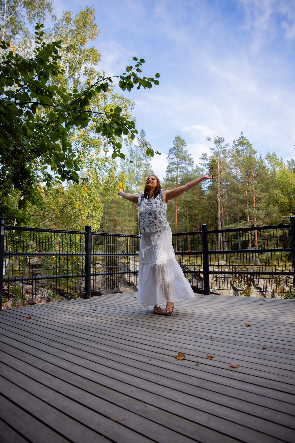 Murumedian yrittäjä Mari-Anna Rossi pyörii ympäri valkoisessa hameessaan.